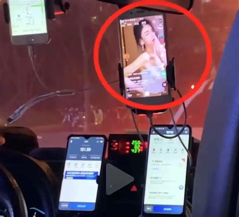 的哥面前架4部手机边开车边看美女直播… 乘客：当时我害怕极了-桂林生活网新闻中心