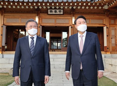 韩国总统文在寅与候任总统尹锡悦正式会面