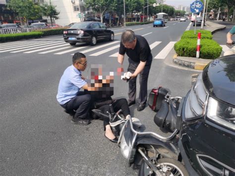 电瓶车被撞倒 阿婆摔出数米远受伤 他们帮忙送医救治_上海滩_新民网