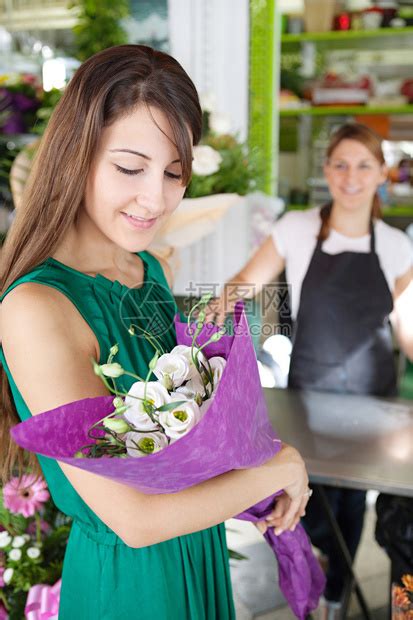 顾客在花店买一束鲜花高清图片下载-正版图片507526885-摄图网