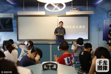 VR眼镜走进小学课堂 学生教室"翱翔"太空 _ 中国网