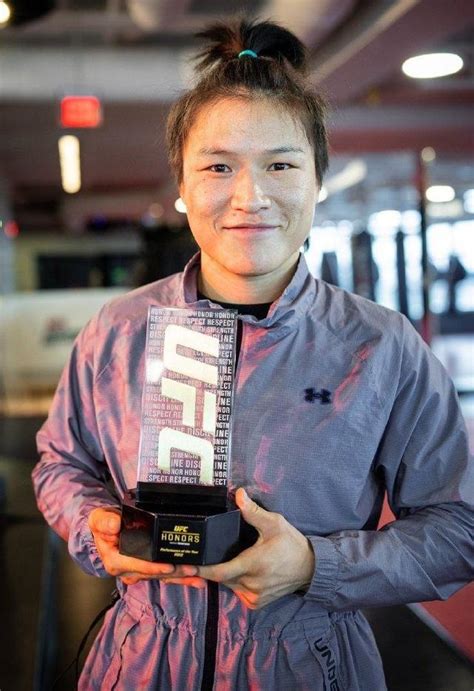 张伟丽获2022年UFC年度最佳表现奖_东方体育