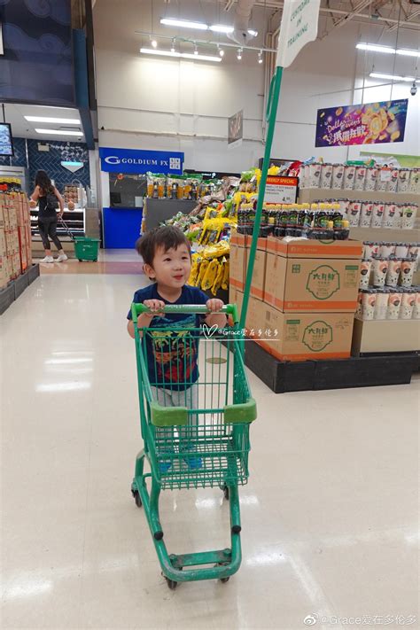 很多超市会贴心地给小朋友准备迷你购物车|购物车|小朋友|超市_新浪新闻
