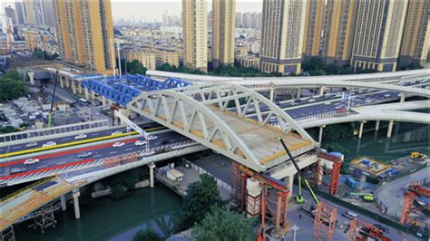 【企业动态】武汉友谊大道快速化改造工程完成“跨二环”85米长钢桁拱桥顶推架设施工-兰格钢铁网