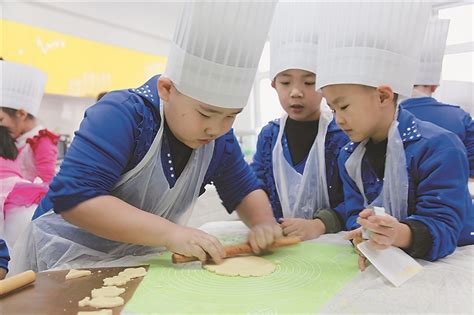 桓台县人民政府 基层信息 唐山镇中心幼儿园开展“小帮厨”体验活动