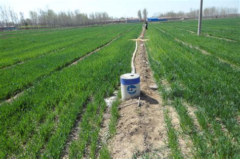 农田灌溉时,经土渠输送,沿途损失的水量一般要占到输水量的50%~60 ...