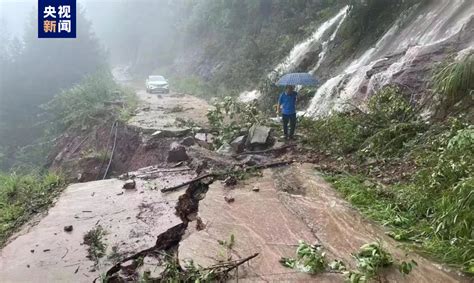 四川通江暴雨致部分路段现落石塌方、河流水位上涨，有人员被困河中