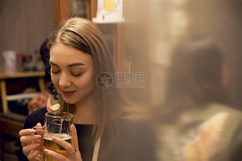 青岛国际啤酒节周饮酒比赛，一女士进入决赛，吹瓶最快3秒70|比赛|选手|饮酒_新浪新闻