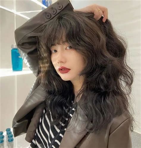 法式短发温柔女生头像