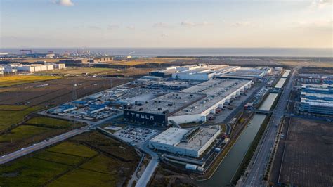 据说特斯拉上海超级工厂的产能现已达25万辆每年……-新浪汽车