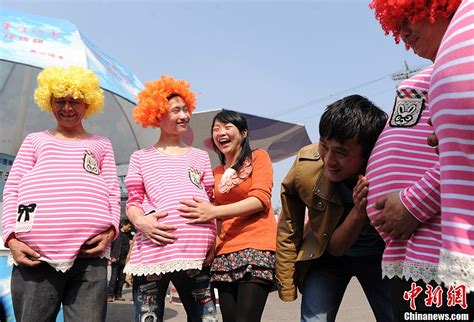 重庆男性市民反串性别体验孕妇生活-新闻中心-南海网