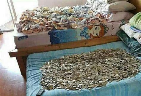 床底下放硬币(妻子打扫卫生发现这一幕，床底下居然全是钱，摊开后场面太壮观了) - 【爱喜匠】