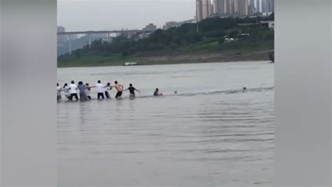 重庆35岁体育老师跳江救人遇难，孩子一直在岸上喊“爸爸”_凤凰网视频_凤凰网