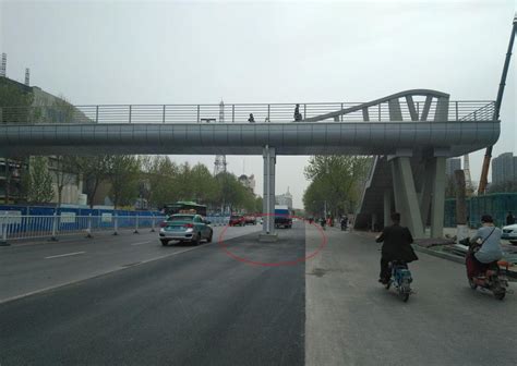 邢台123：天桥建成还不到半年，机动车道改建，桥墩暴露在车道中，是不是选定方案时考虑不周？