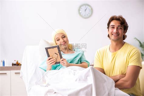 丈夫在医院照顾妻子高清图片下载-正版图片505790723-摄图网