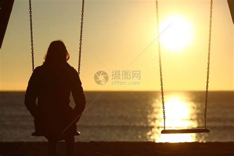 孤单的女人独自看着日落冬天在的海滩上高清图片下载-正版图片304053872-摄图网