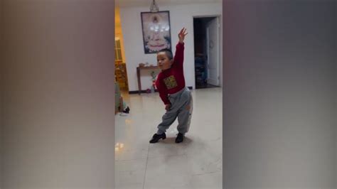 三岁萌娃模仿姐姐跳拉丁舞有模有样，妈妈：他开心就好_凤凰网视频_凤凰网