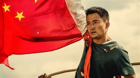 战狼2：吴京举国旗过战区这幕，引起无数网友共鸣，太经典了