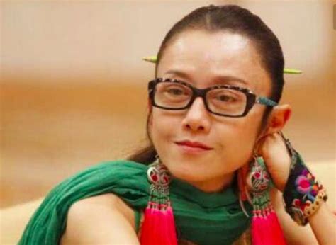 60岁杨丽萍出席活动，高清镜头下素颜略显老态_腾讯视频