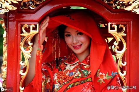 老外西安体验汉式集体婚礼 觉得“结发礼”最特别_陕西频道_凤凰网