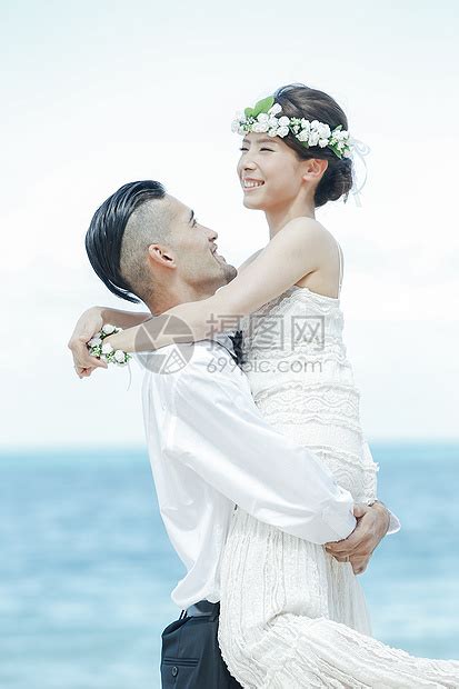 在海边抱起新娘的新郎高清图片下载-正版图片502020963-摄图网