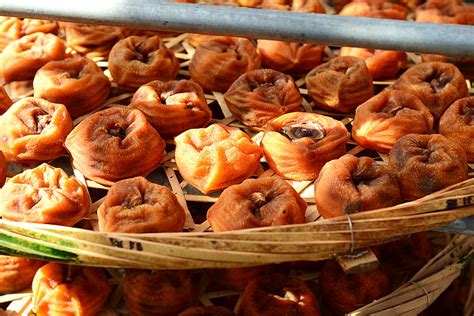 儿时春节美食——柿饼：四五十个脱了皮的柿子串吊起来晾晒2个月|柿饼|柿子|建安_新浪新闻
