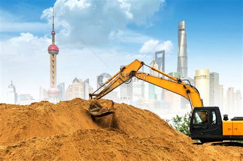 建筑工地挖掘机和大量泥土正在施工高清图片下载-正版图片502679573-摄图网