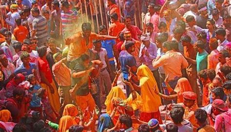印度迎来传统节日十胜节 民众化装成“神”参加庆祝活动_国际新闻_环球网
