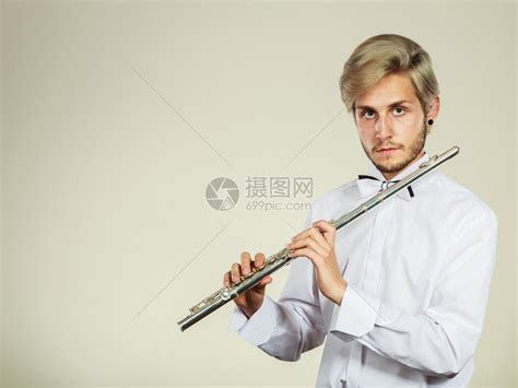 吹风笛的音乐演奏职业男吹风音乐家演奏者高清图片下载-正版图片307190110-摄图网