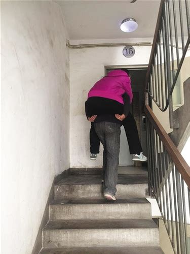 北京一19层楼电梯停运一个月 老人上下楼雇人背——人民政协网