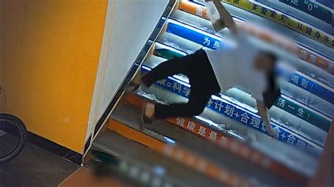 湖南一男子故意往楼梯倒机油致使多人摔伤，商户：他与健身房有矛盾|_新浪新闻