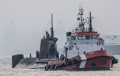 英国海军核潜艇停靠韩国釜山港口