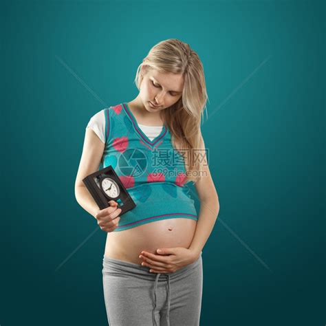 怀着肚子的可爱孕妇高清图片下载-正版图片506997896-摄图网