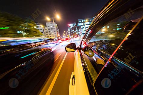 夜晚城市里行驶车辆高清图片下载-找素材