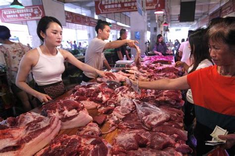 肉贩子为何不停用抹布擦猪肉，内行人说出“猫腻”，看完涨知识了|猪肉|肉贩子|抹布_新浪新闻