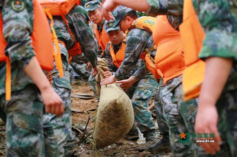 江苏南京：“95后”战士战斗在抗洪抢险一线 - 中国军网