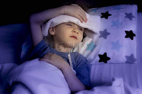 患发烧的生病儿童躺在床上男孩患有感冒或流感高清图片下载-正版图片506455871-摄图网