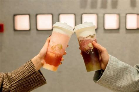 「奈雪的茶」推出限定新品：霸气芝士玫瑰草莓覆盆子、爱心芝士火龙果-FoodTalks