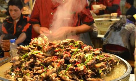 实拍新疆喀什夜市：围着大锅吃羊肉喝奶酒，热情且独具新疆风味！