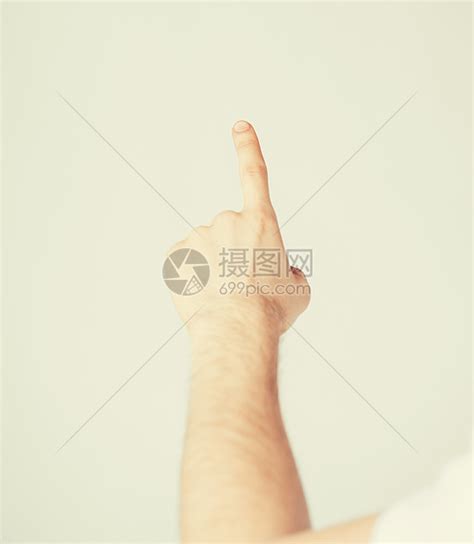 年长的男人用手指的手势高清图片下载-正版图片502871829-摄图网