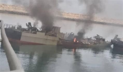 伊朗11艘快艇围观美军舰船，敢打敢拼的意志本身就是一种威慑力_手机新浪网