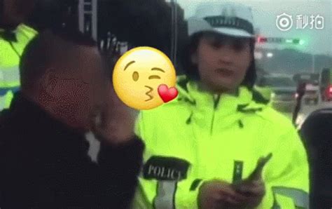 杭州女交警不得了！骑摩托和人工智能搭档_新浪图片