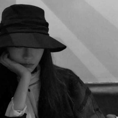 黑色系温柔头像女生