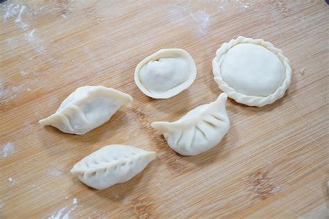 包月牙饺子的手法技巧，这样包出来的饺子颜值爆表！_新浪新闻