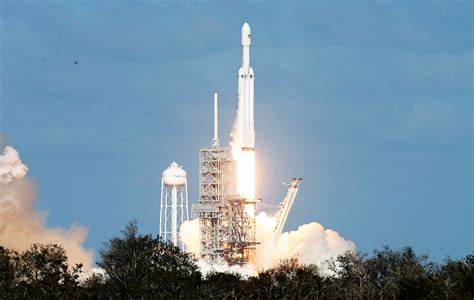 SpaceX 猎鹰重型火箭成功发射，它是一个梦想家的星辰大海 | 理想生活实验室 - 为更理想的生活