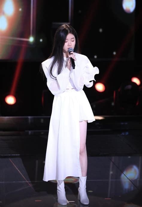 她是《中国好声音》冠军热门人选，18岁单依纯唱哭观众，颜值惊艳 _单依纯