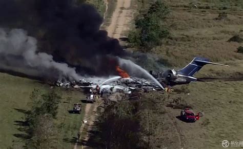 美国一架飞机起飞失败冲出机场围栏 起火烧毁 机上21人逃生 - 民航 - 航空圈——航空信息、大数据平台