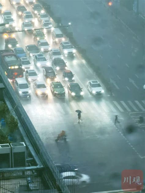 阴天下的室外乌云笼罩在上空，大雨淹没了迪拜的道路，使得司机和司机很难开车.图片下载 - 觅知网
