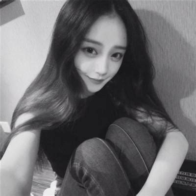 甜美女生头像黑色背景图