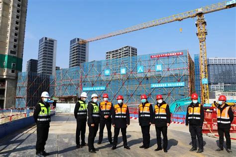 中建八局领导班子成员春节带班检查重点项目并看望慰问坚守岗位的建设者_澎湃号·政务_澎湃新闻-The Paper